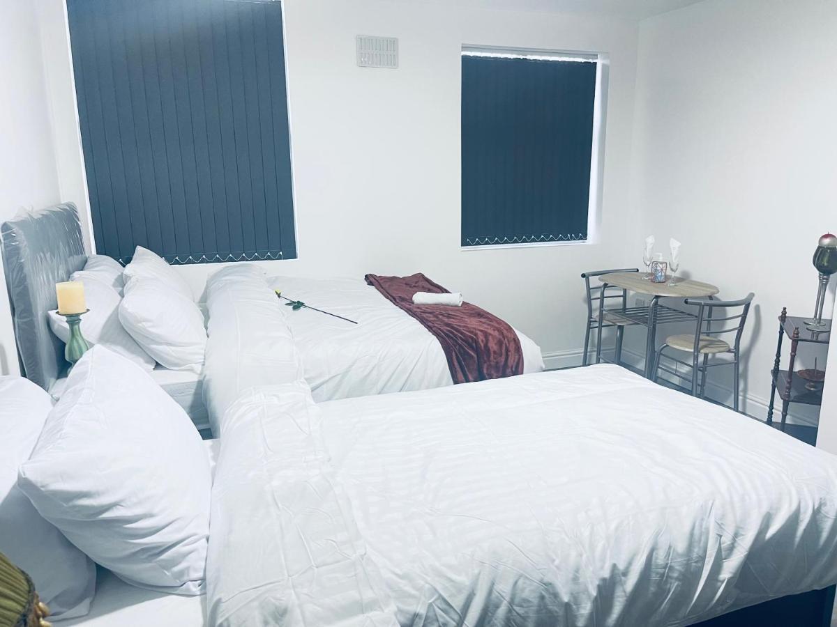 1 Bed With 2 Beds 1 Double 1 Single Apartamento